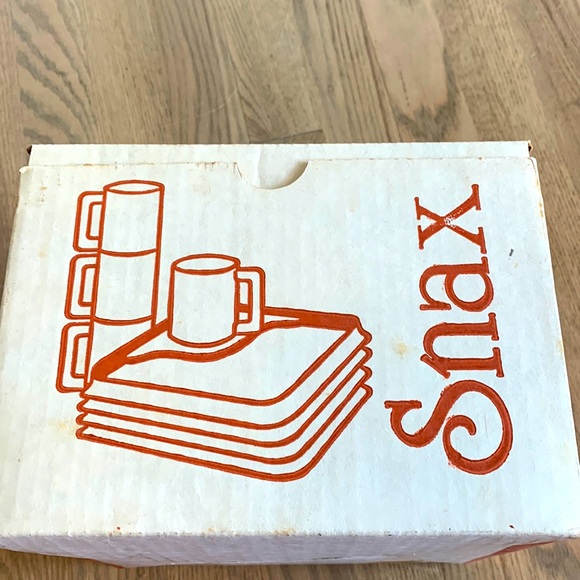 NIB Vintage Snack Set by Ingrid Ltd. Set of 4 mugs and 4 plates - Picture 1 of 6